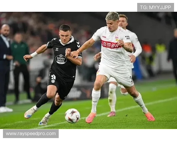 终场哨响，斯图加特球员雨中庆祝关键三分