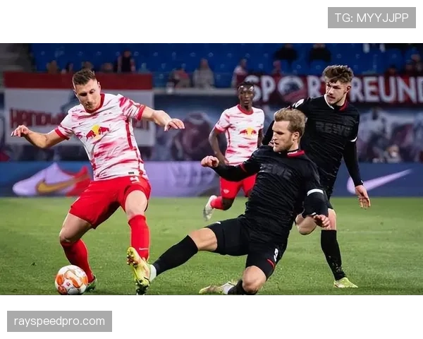 雨战！达姆施塔特对阵科隆的比赛在暴雨中进行
